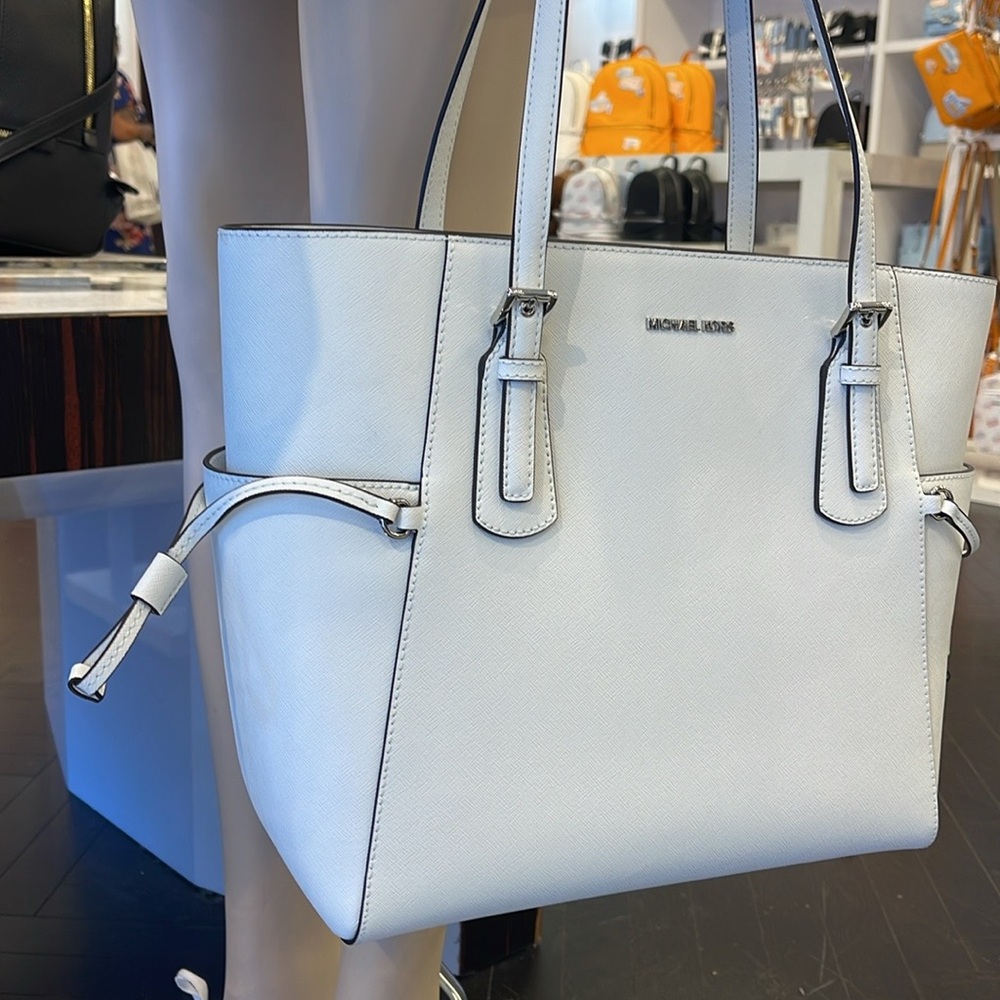 MICHAEL KORS Voyager Larg Saffiano Leather EW Tote Shoulder Bag
Optic White 
NWT - Picture 7 of 16